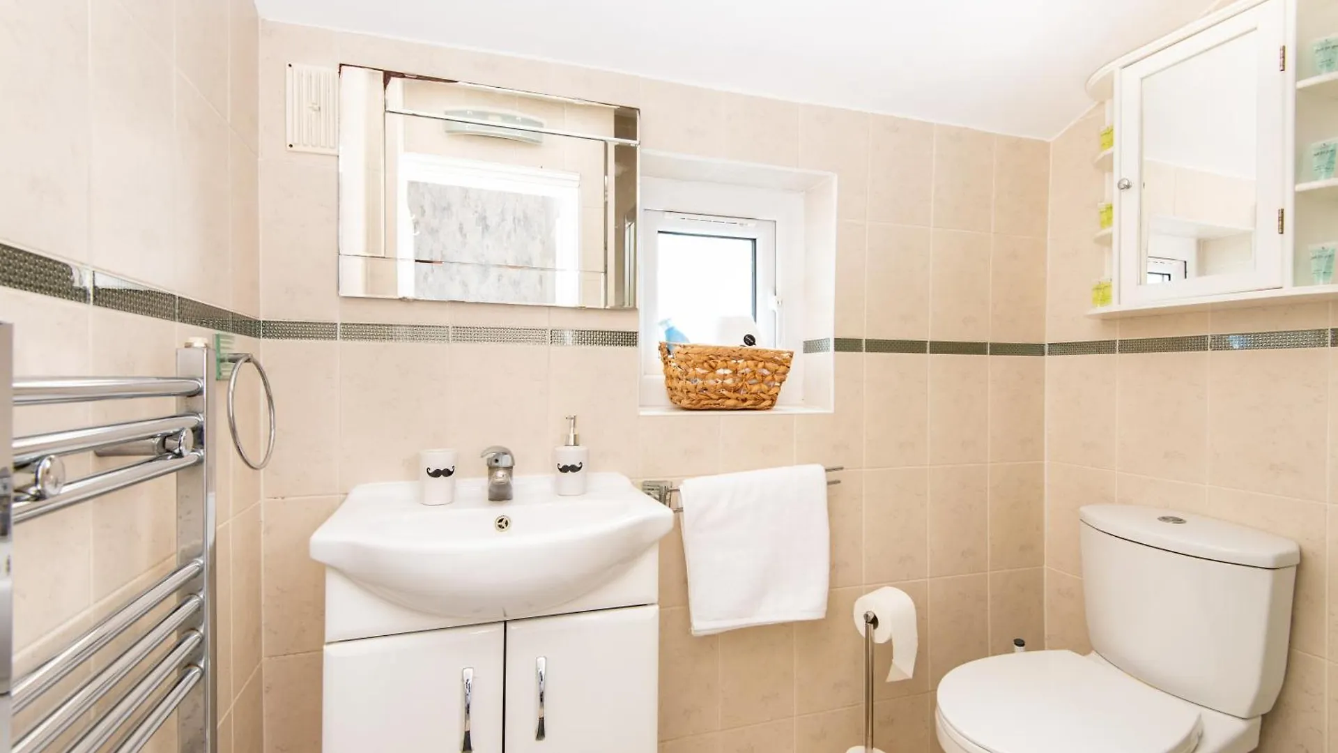 Single Room With A Shared Kitchen And Bathroom In A 5-Bedroom House At Hanwell 0*,