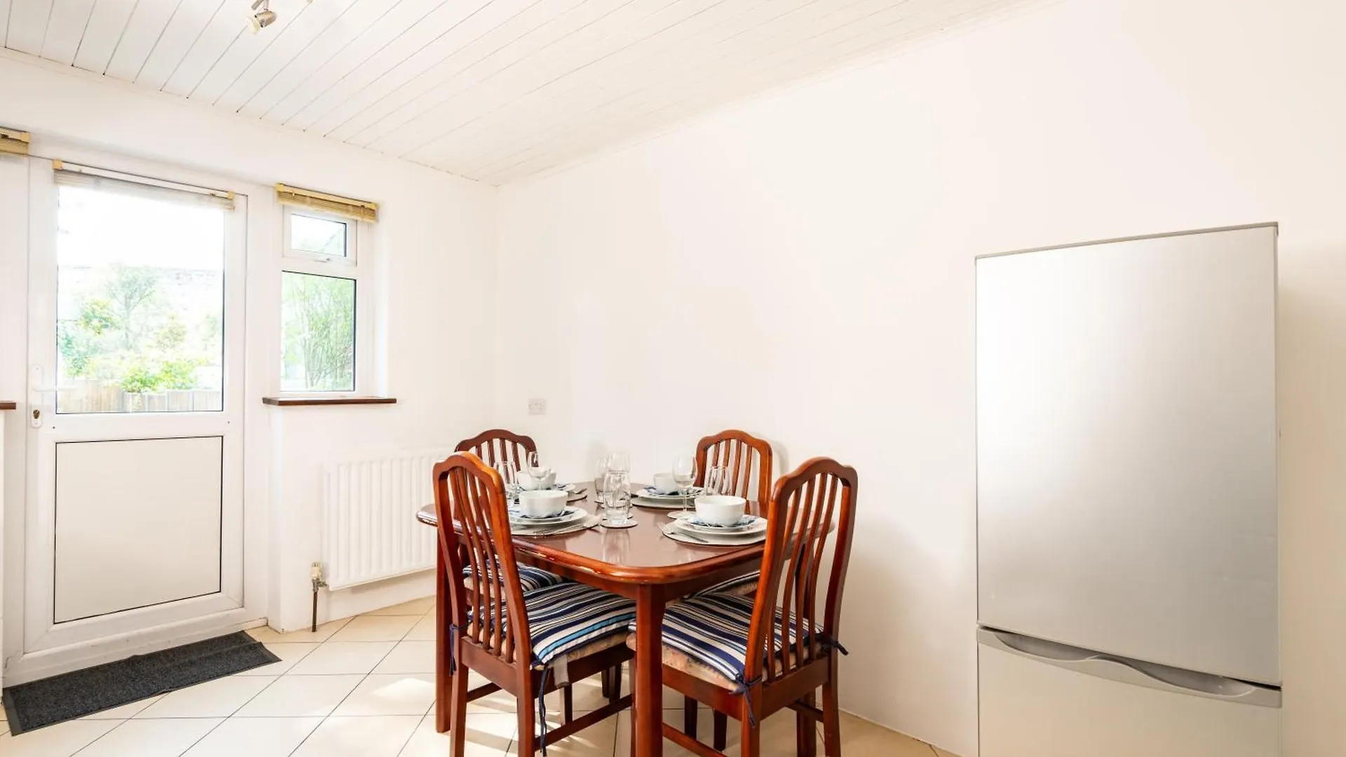 Apartment Single Room With A Shared Kitchen And Bathroom In A 5-Bedroom House At Hanwell