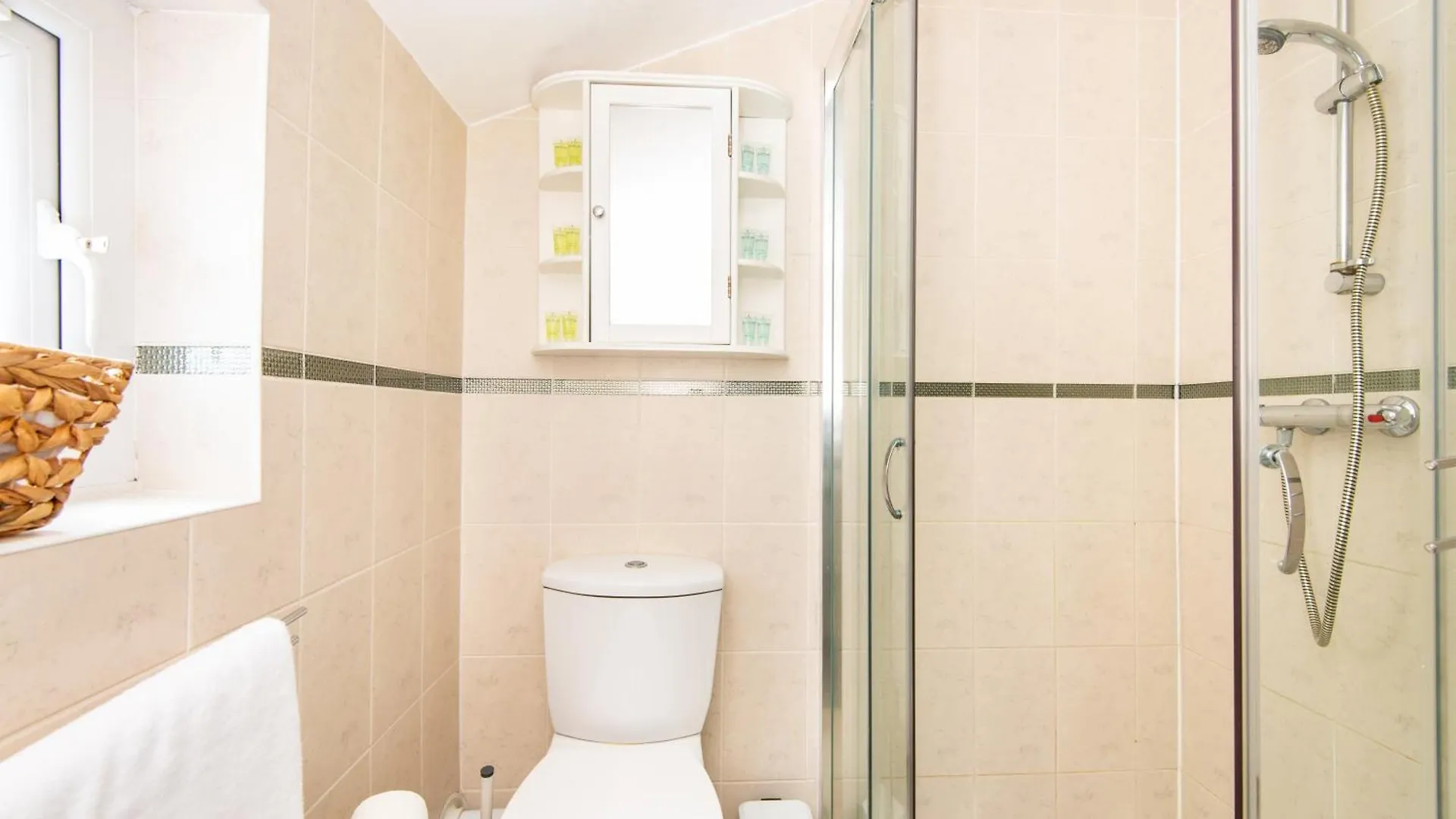 Single Room With A Shared Kitchen And Bathroom In A 5-Bedroom House At Hanwell Apartment