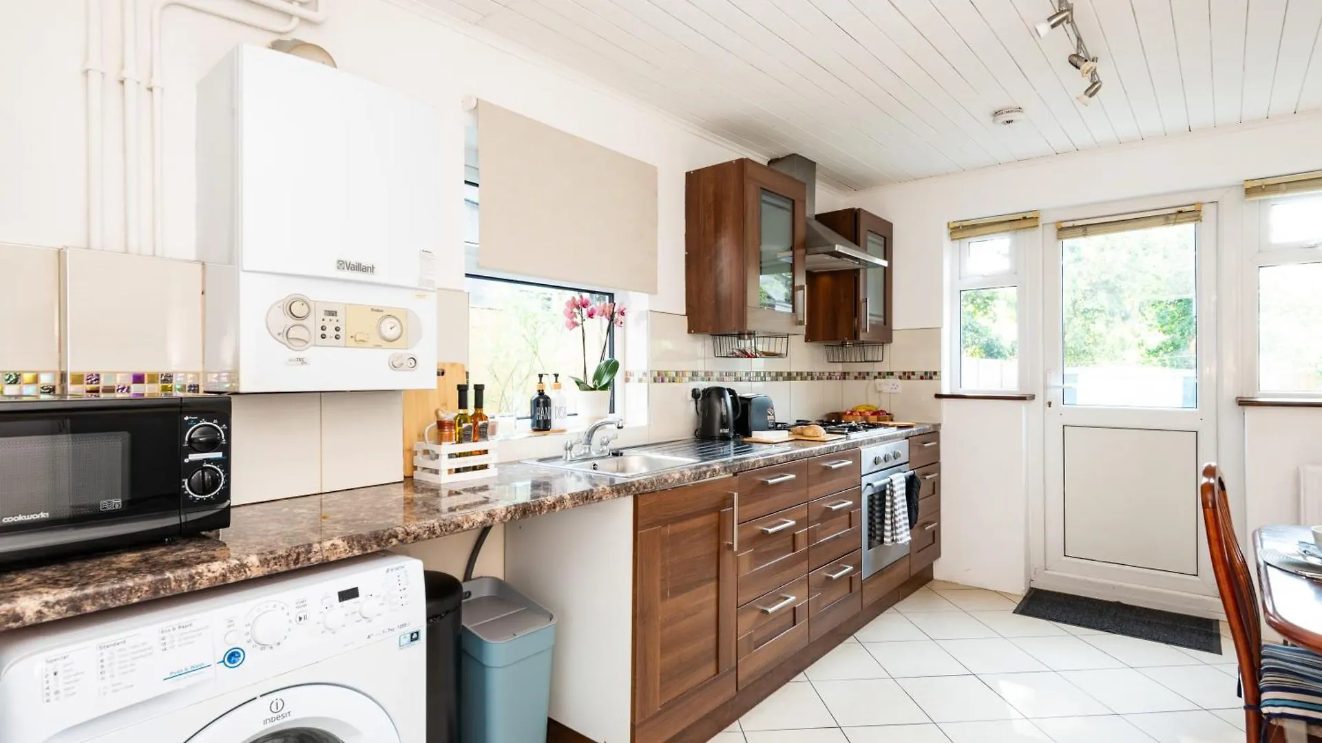 Single Room With A Shared Kitchen And Bathroom In A 5-Bedroom House At Hanwell Apartment